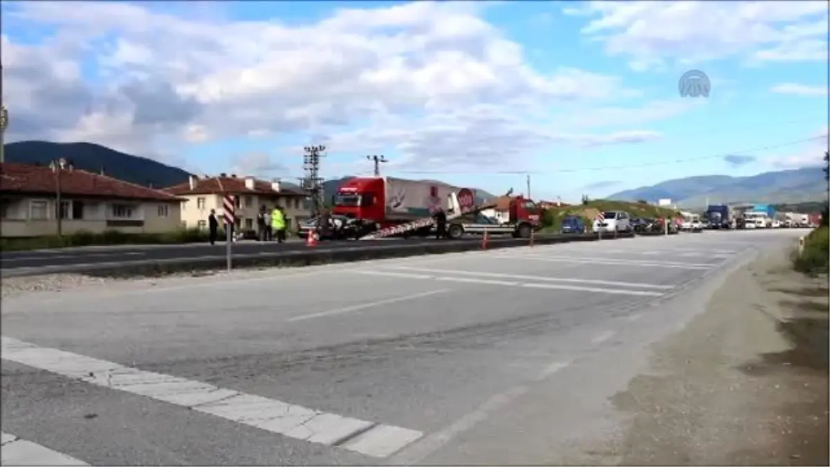 Otomobil Yol Kenarında Duran TIR\'a Çarptı: 2 Ölü, 2 Yaralı