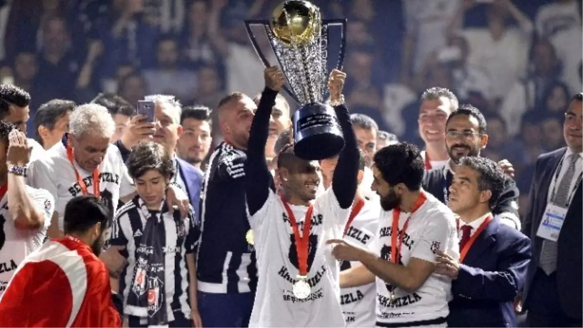 Şampiyon Beşiktaş Kupasını Kaldırdı