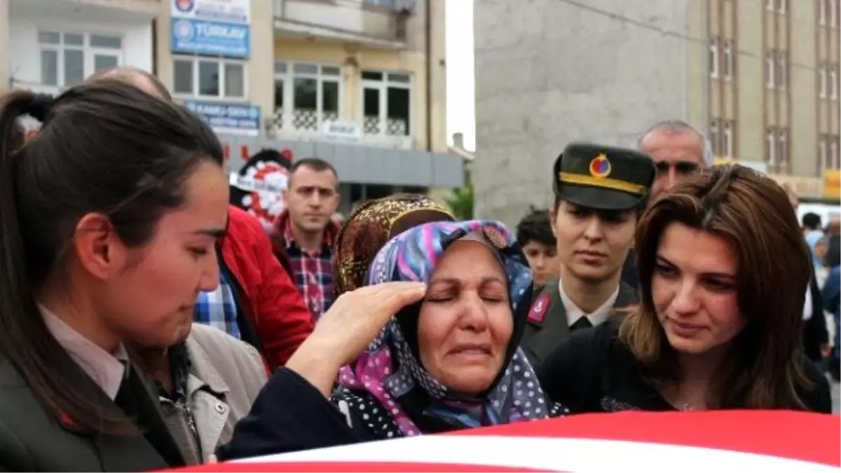 Şehit Annesi Nejla Dündar\'dan Oğlu Gökhan\'a Son Selam