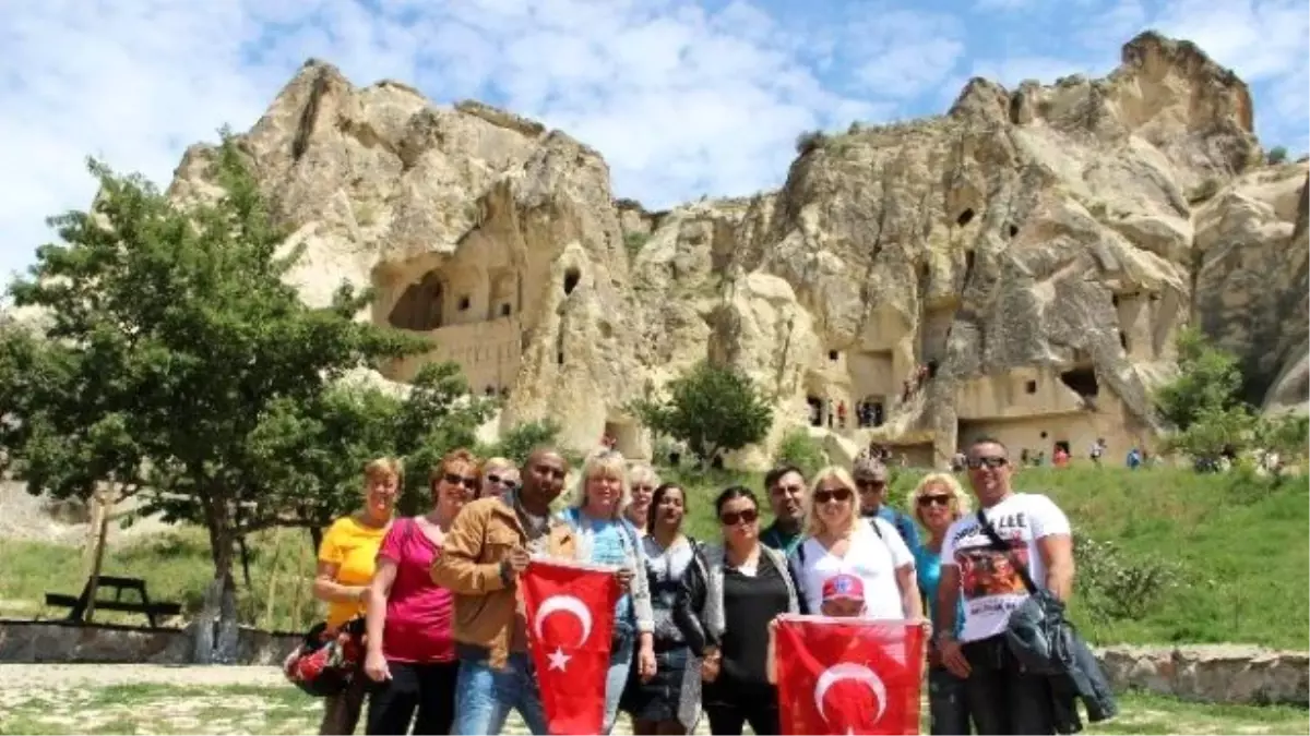 Tayvan ve Hollandalı Turistler Türk Gençliğinin Bayramını Kutladı