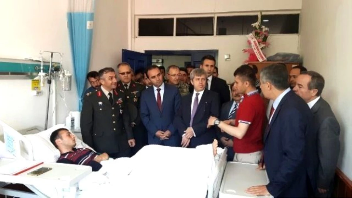 Vali Çınar\'dan Yaralı Askere Ziyaret