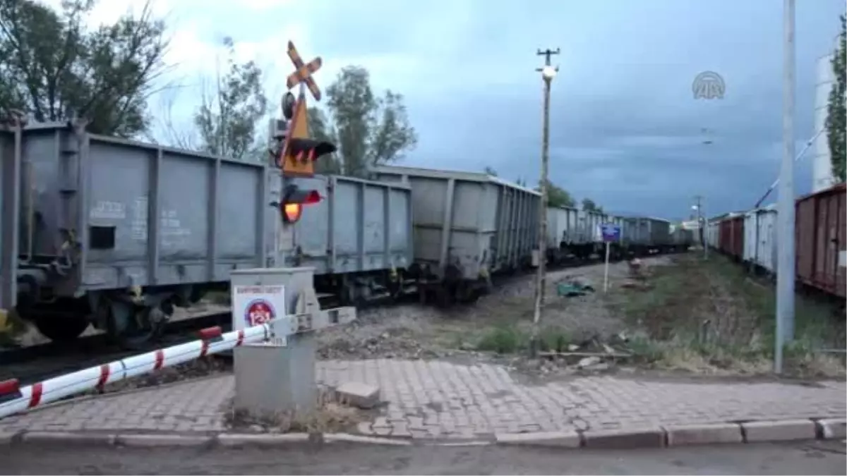 Yük Treni Raydan Çıktı