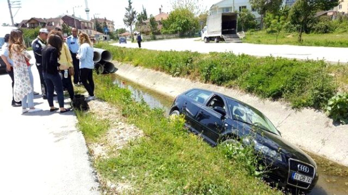 4 Kadının Bulunduğu Otomobil Su Kanalına Uçtu