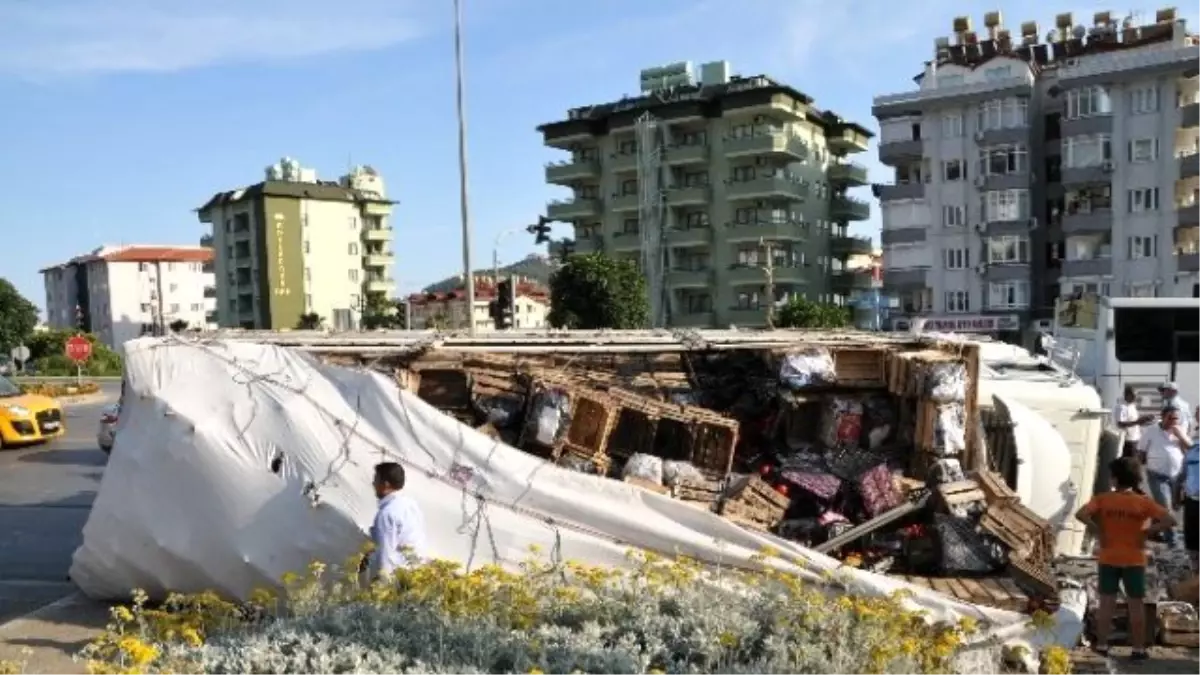 Alanya\'da Sebze Yüklü Kamyon Devrildi