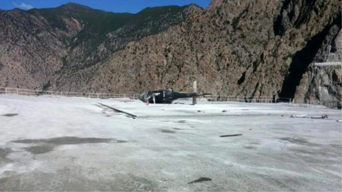 Artvin\'de Helikopter İnerken Yan Yattı: 3 Yaralı