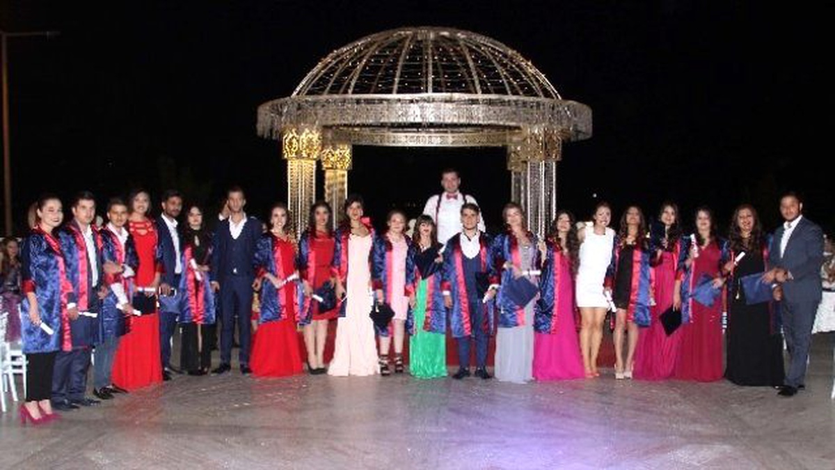 Erkan Temel Lisesi Öğrencilerinin Mezuniyet Coşkusu