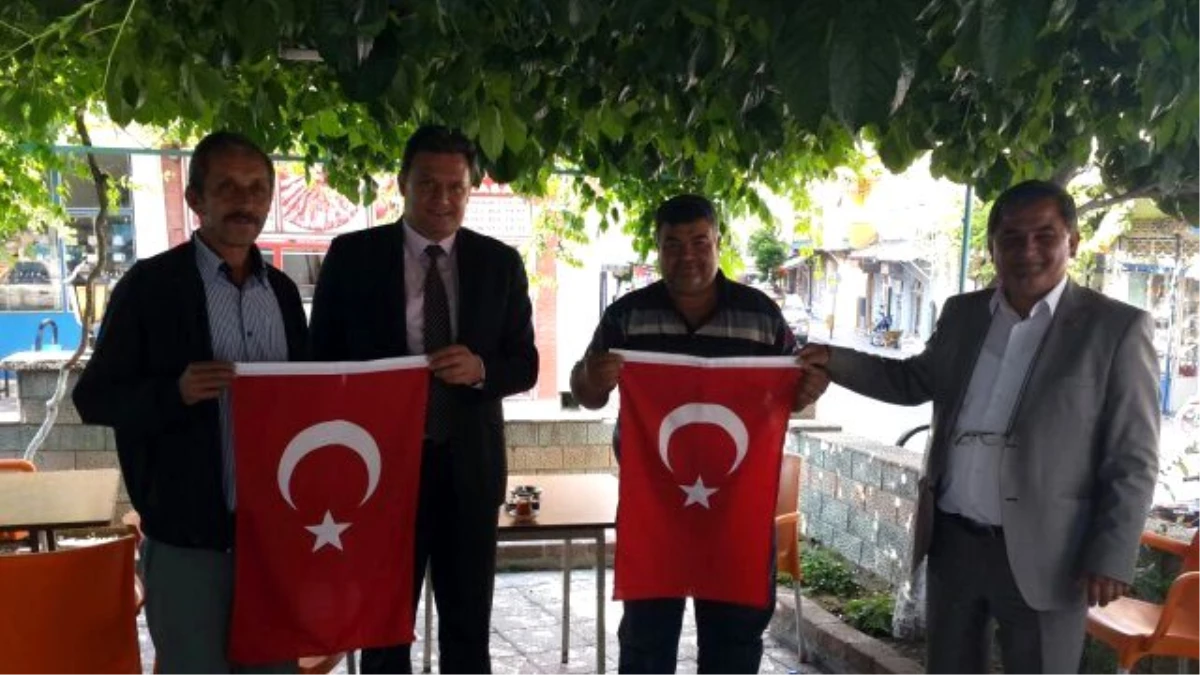 Esnafa Türk Bayrağı Hediye Etti