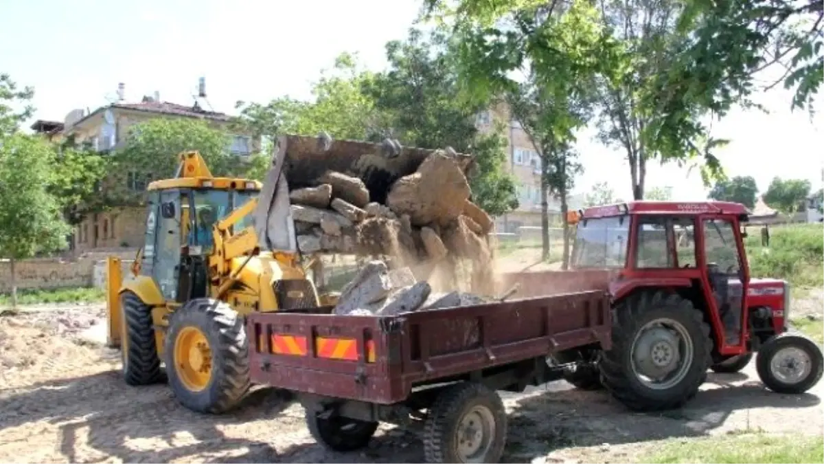 İki Parkta Yenileme Çalışmaları Başladı