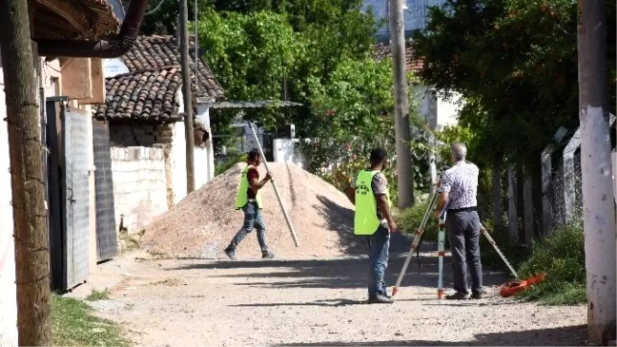 İncirliova\'da Yol Yapım Çalışmaları Devam Ediyor