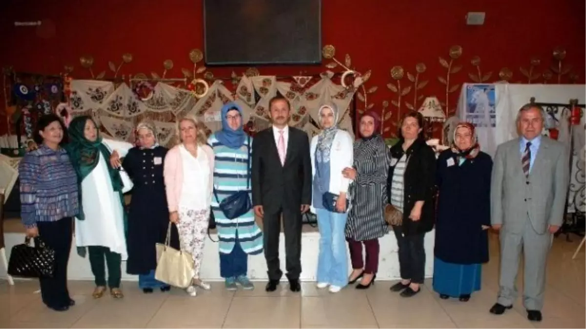 İzmek Kursiyerleri Eserlerini Sergiledi