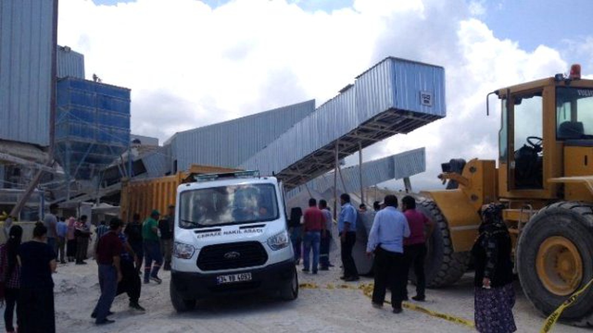 Kamyon ile İş Makinesi Arasında Sıkışan İşçi Hayatını Kaybetti