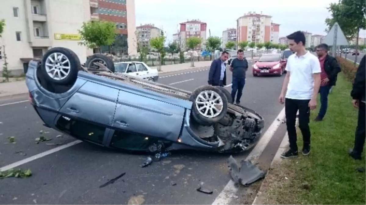 Karşı Şeride Geçen Otomobil Ters Döndü: 1 Yaralı