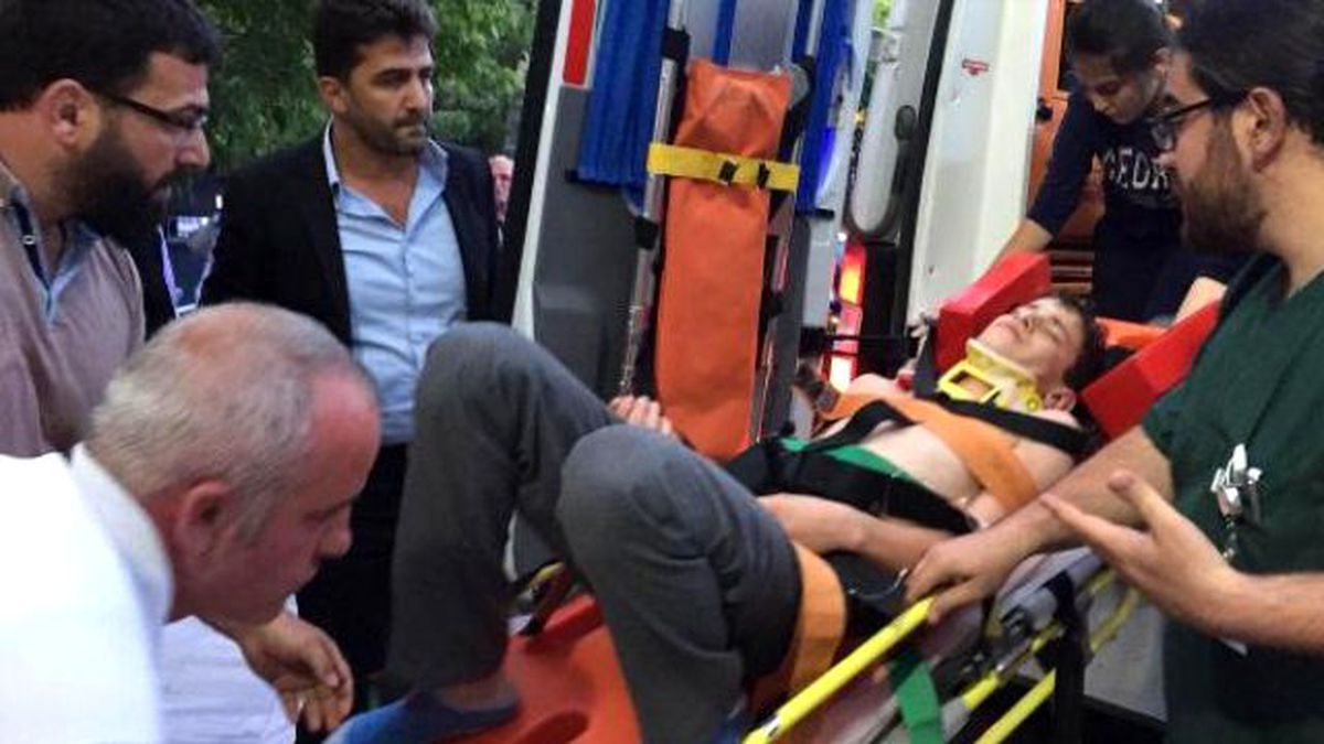 Kiraz Ağacından Düşen Genç Ağır Yaralandı