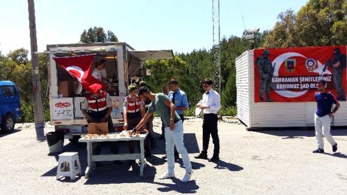 Kontrol Noktasına Girenler Lokma ile Karşılandı
