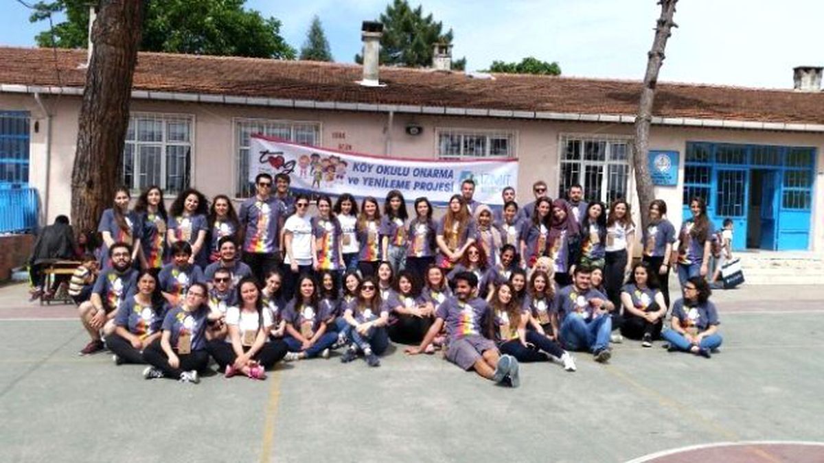 Köy Okuluna, Gönüllü Öğrencilerin Eli Değidi