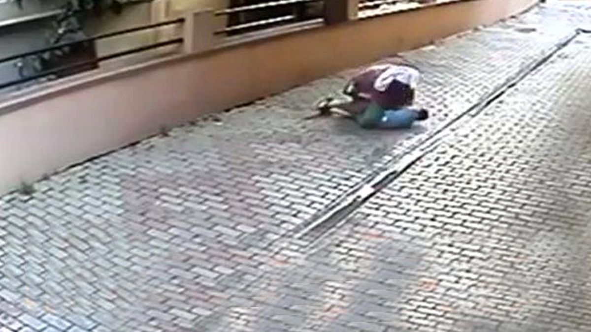 Anne, Oğlunun Arkadaşını Tabletten Oyun Sildi Diye Öldüresiye Dövdü