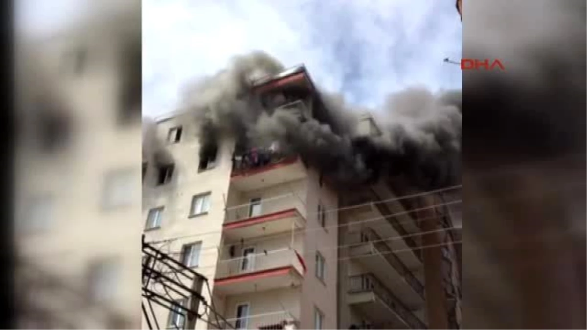 Manisa Apartmanın 5\'inci Katındaki Dairede Yangın Çıktı