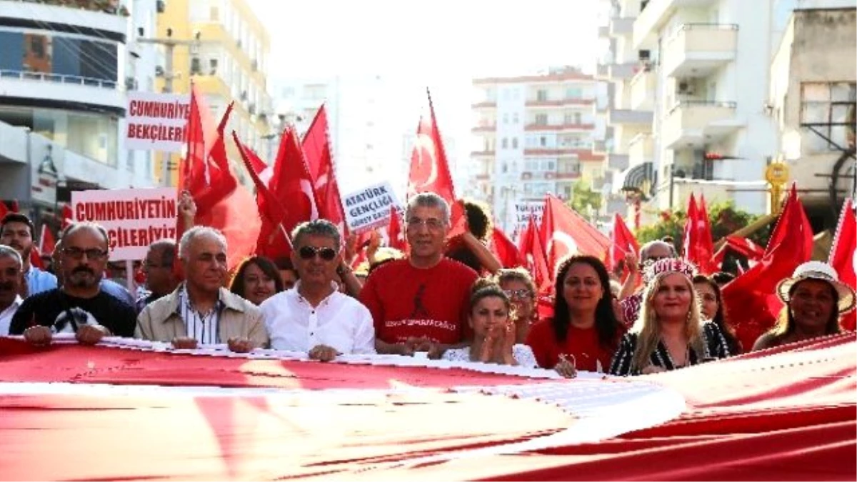 Mezitli\'de Coşkulu 19 Mayıs Yürüyüşü