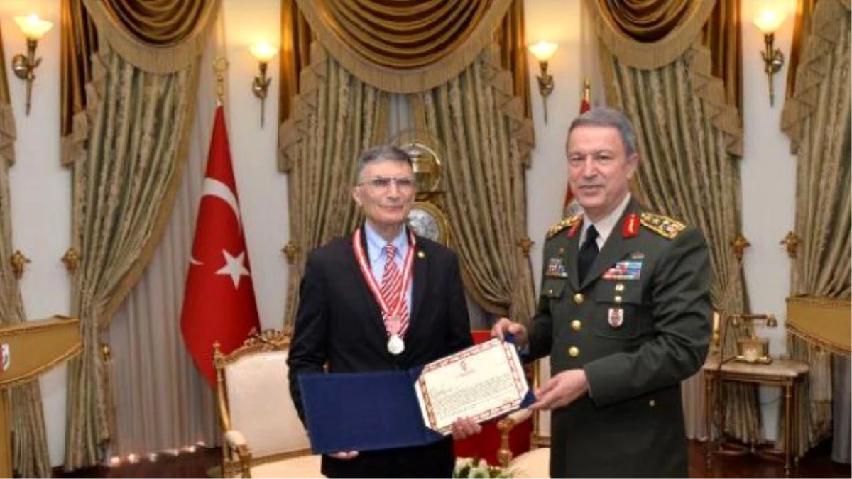 Nobel Ödüllü Prof. Dr. Aziz Sancar\'a \'Türk Silahlı Kuvvetleri Başarı Madalyası\'