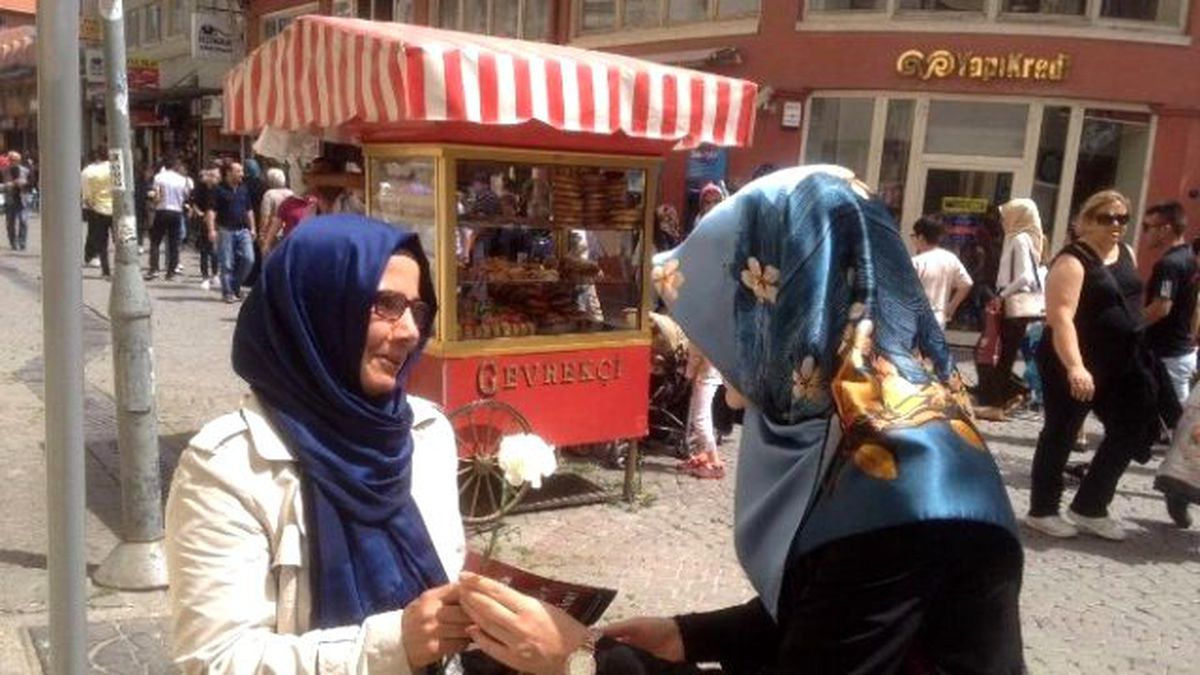 Öğrenciler Kadına Şiddete Karanfillerle Dikkat Çekti