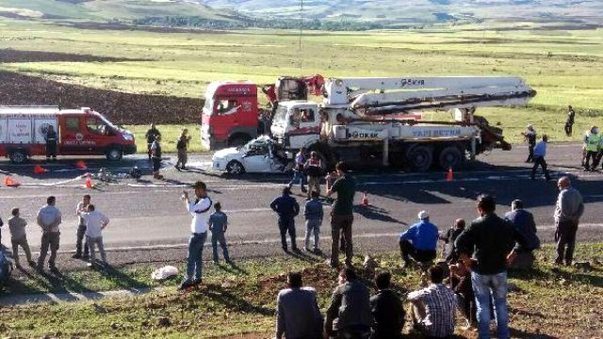 Otomobille Beton Kamyonu Çarpıştı; 1 Ölü