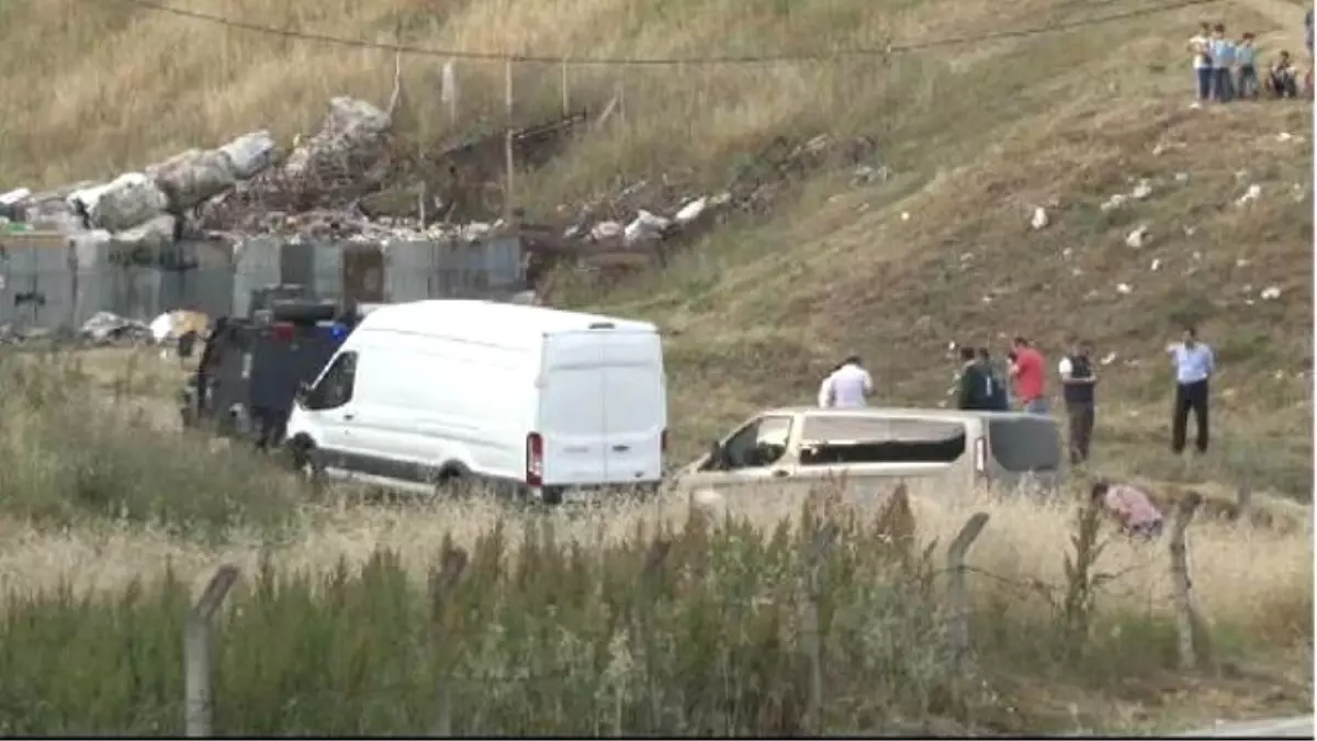 Pendik\'te Bomba Süsü Verilen Piknik Tüpü Fünye ile Patlatıldı