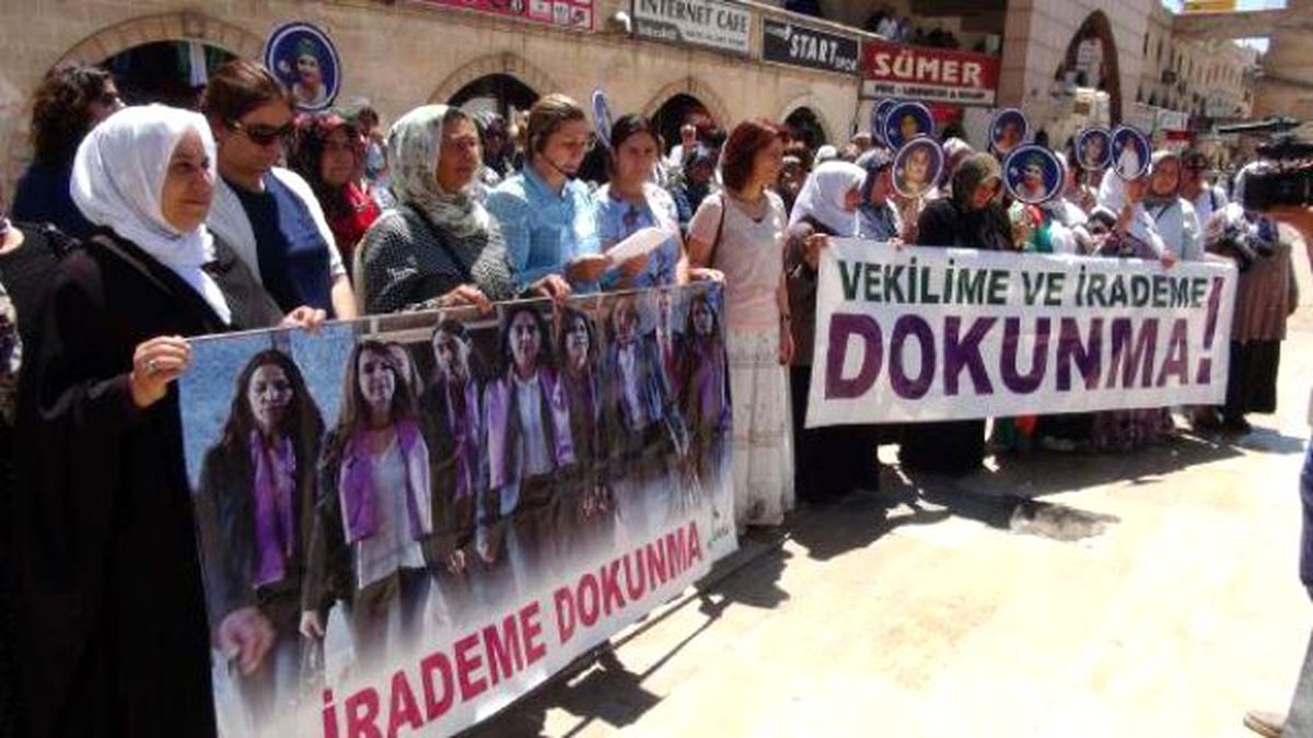 Şanlıurfa\'da Kadınlardan \'Vekilime Dokunma\' Eylemi