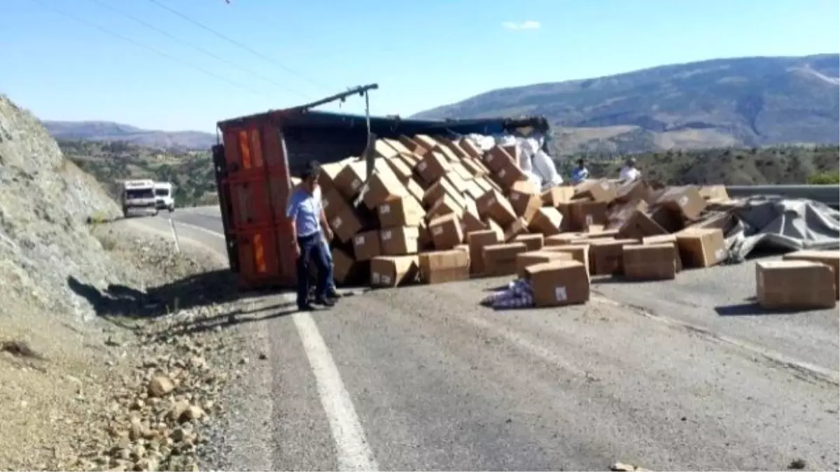 Tır Devrildi, Tekstil Malzemeleri Yola Savruldu