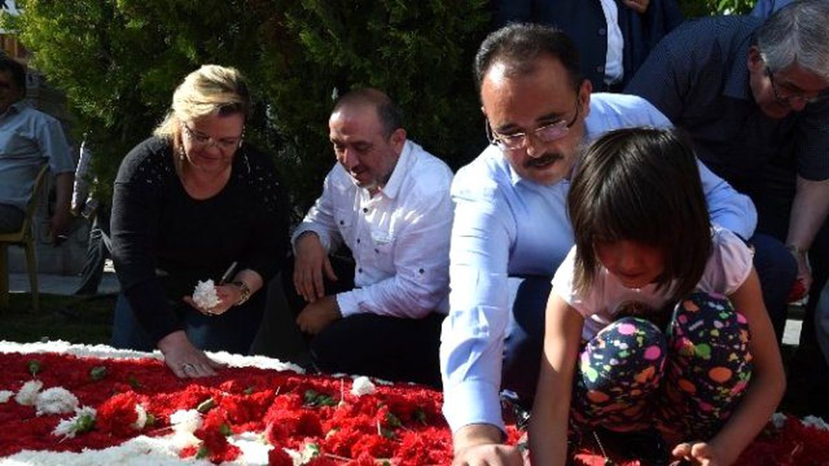 40 Bin Karanfille Berat Kandili Kutlaması