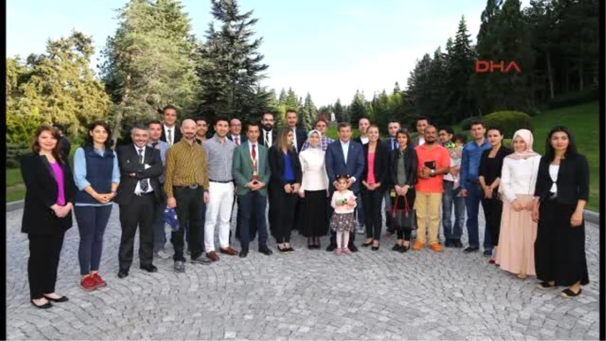 Başbakan Davutoğlu, Başbakanlık Muhabirleriyle Vedalaştı