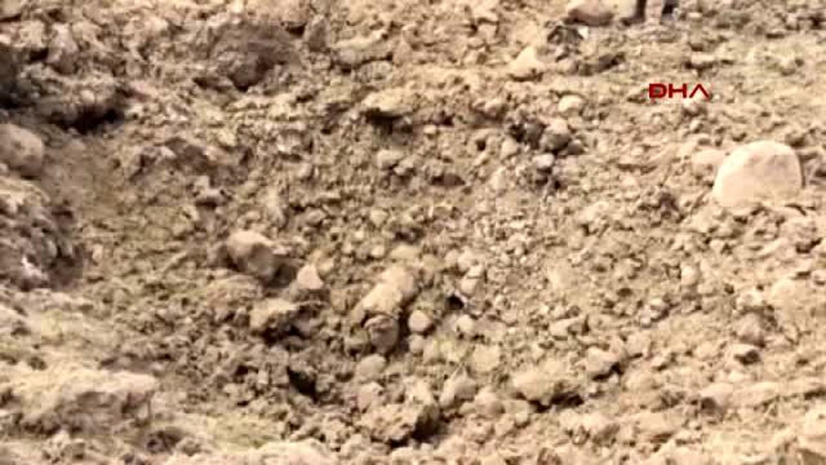 Diyarbakır\'da PKK\'nın Bomba Yüklü Traktörü Ele Geçti, Çatışmada 1 Terörist Öldü