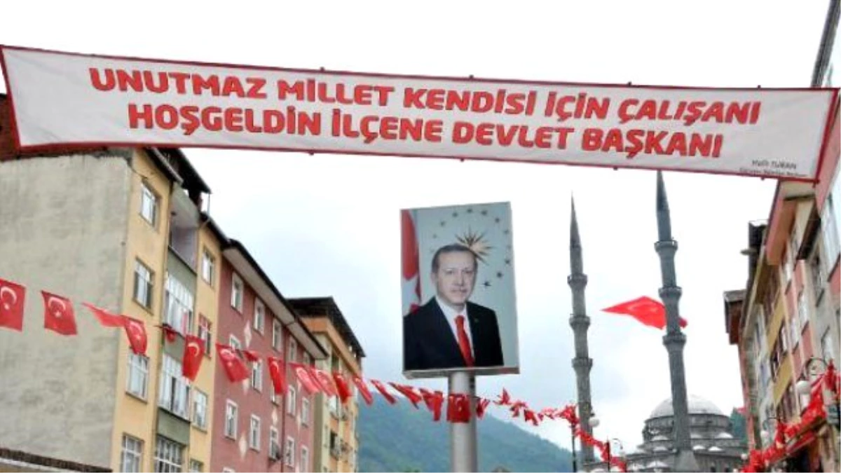 Erdoğan\'ın Memleketi Güneysu, Başkanlık Afişleriyle Donatıldı
