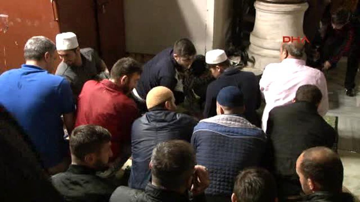 Eyüp Sultan\'da Berat Kandili Coşkusu