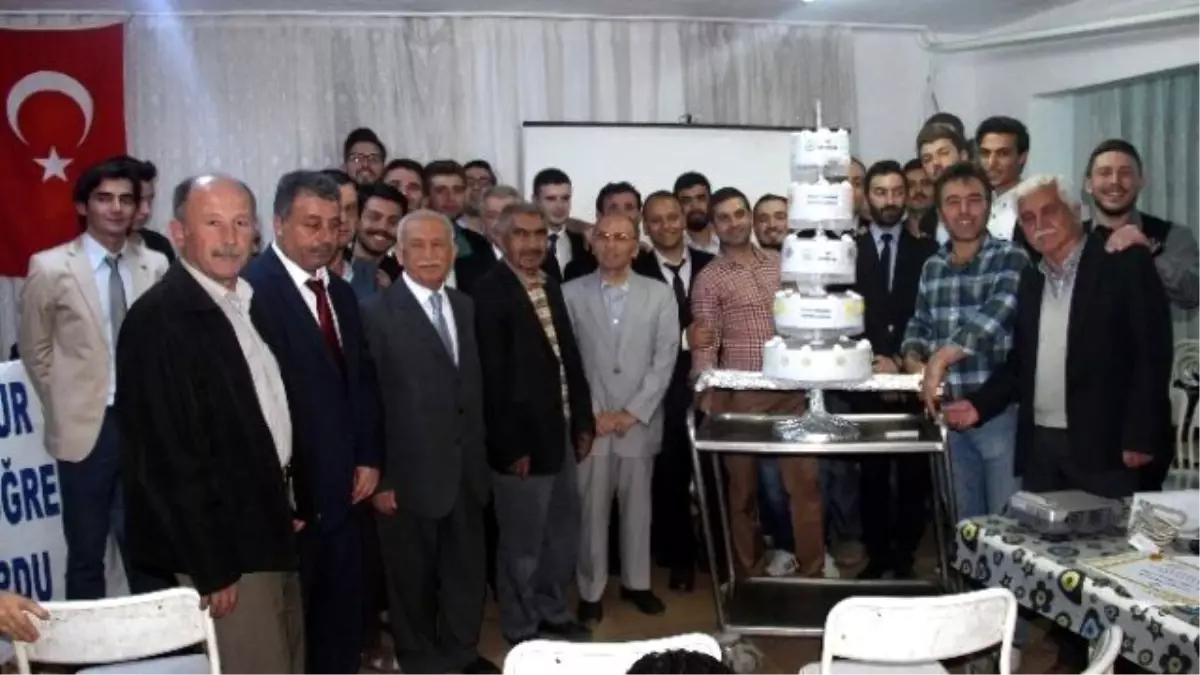 Huzur Erkek Öğrenci Yurdu\'nda Mezuniyet Sevinci