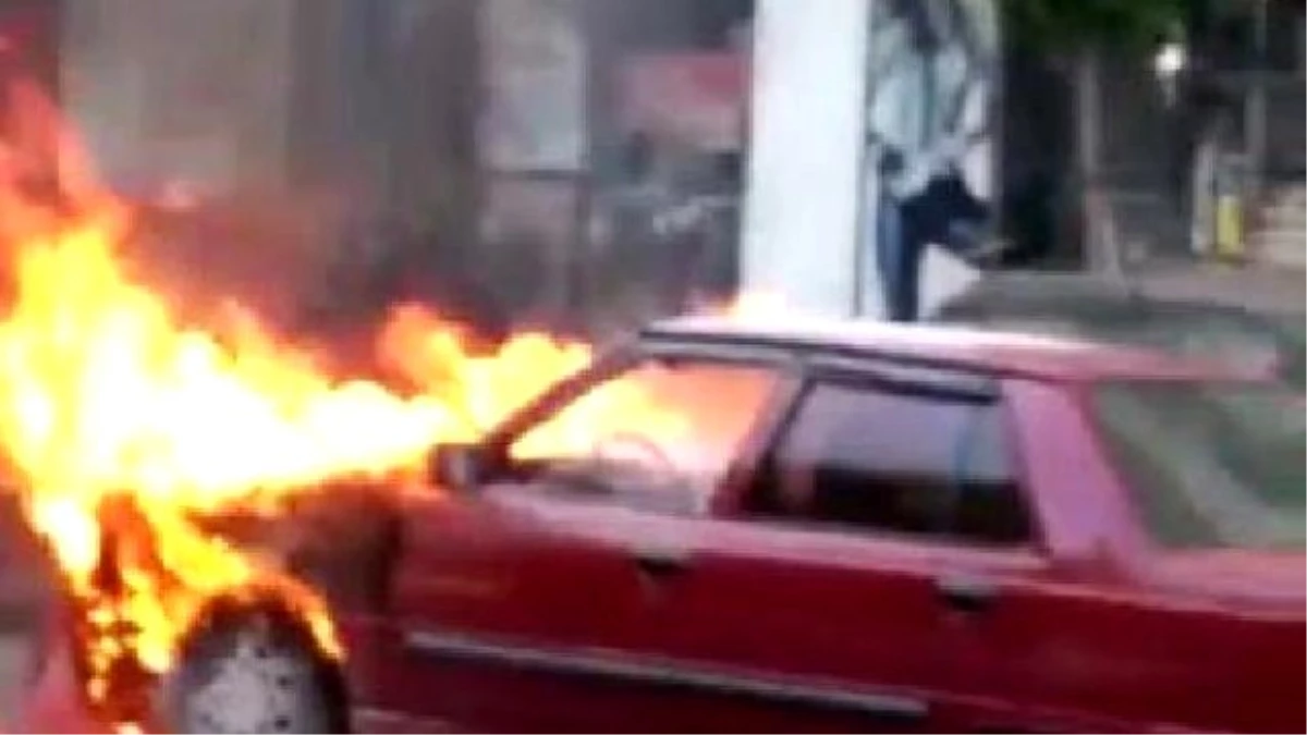 Kahramanmaraş\'ta Seyir Halindeki Otomobil Alev Aldı