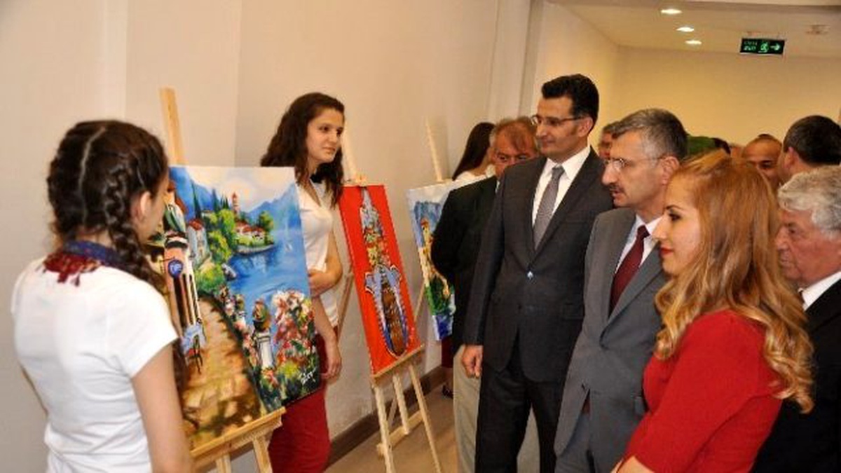 Kırkağaç Resim Sergisi Vali Bektaş\'la Açıldı