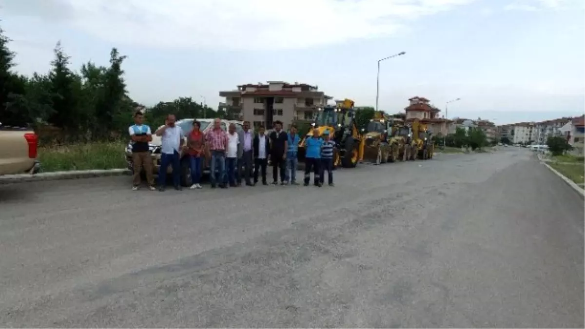 Merkezefendi Belediyesi Yol Kenarındaki Otları Temizledi