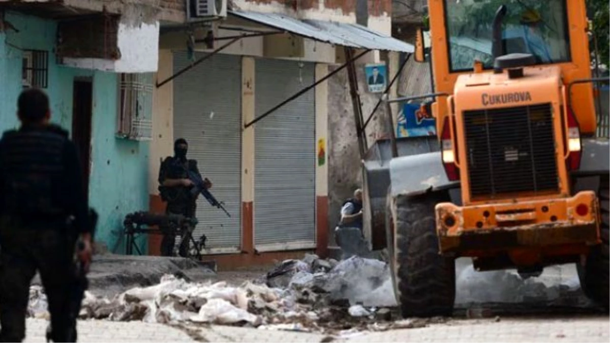 PKK\'nın Bomba Yüklü Traktörü Yakalandı, 1 Terörist Öldürüldü