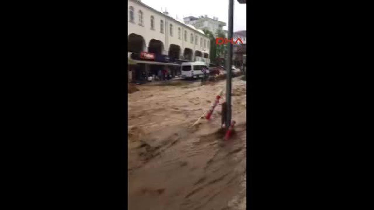 Sakarya - Kepçe Su Şebekesini Patlatınca İlçe Merkezi Göle Döndü