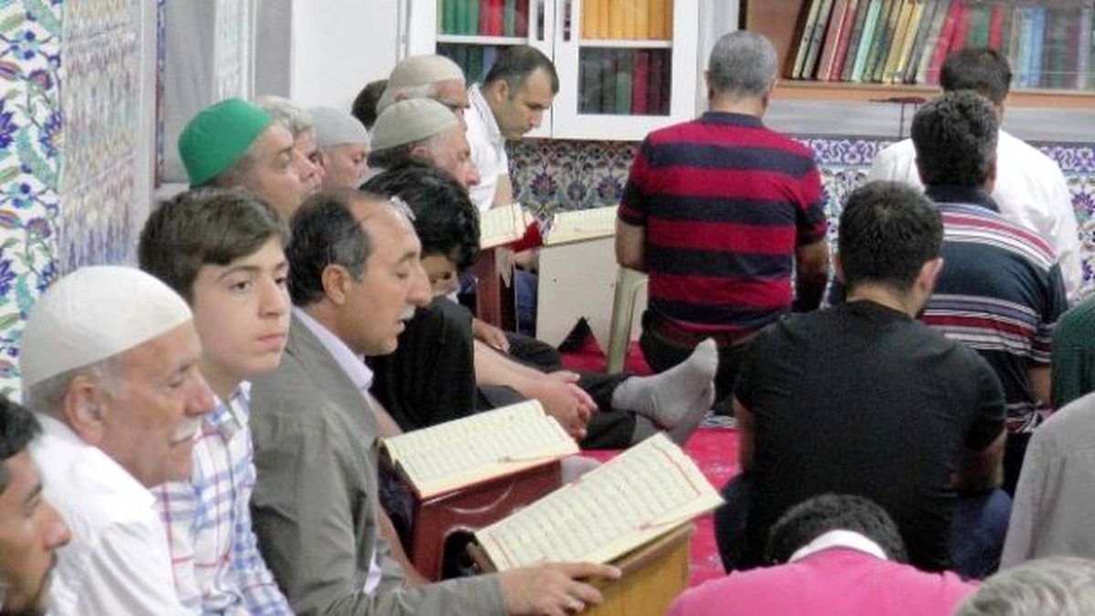 Şanlıurfa\'da Vatandaşlar Camilere Sığmadı