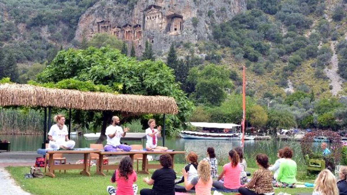 Tarihi Kaya Mezarları Eşliğinde Dostluk ve Barış İçin Yoga