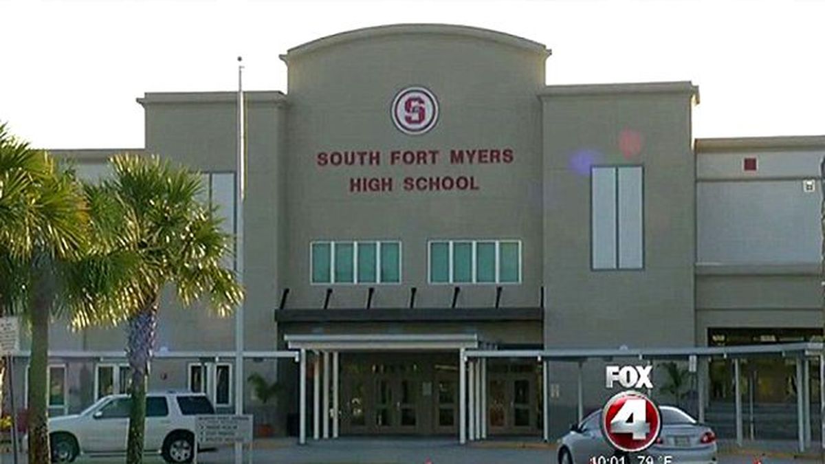 Kız Öğrenciyi Tuvalete Kilitleyip Cinsel İlişkiyi Kayda Aldılar