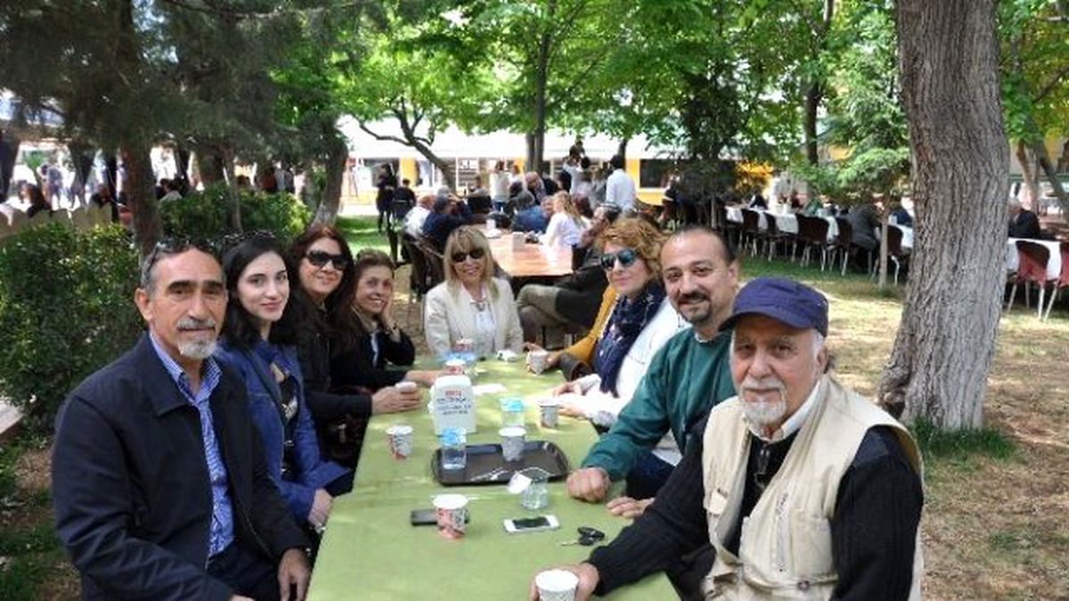 Yıllar Sonra Aynı Okulda Buluşup, Ders İşlediler