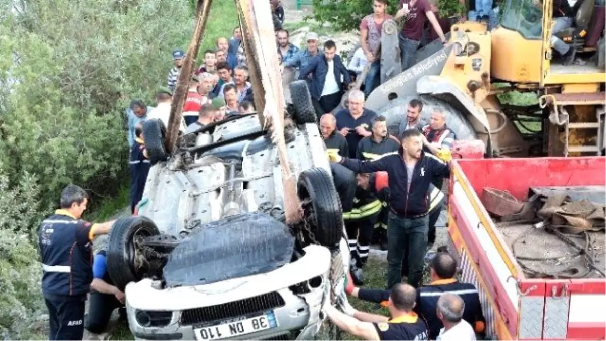 3 Kişinin Hayatını Kaybettiği Kazada Otomobil Saatler Sonra Sudan Çıkarıldı