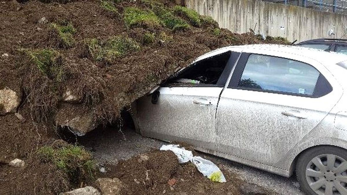 Ankara'da Park Halindeki Araçların Üzerine Toprak Kaydı