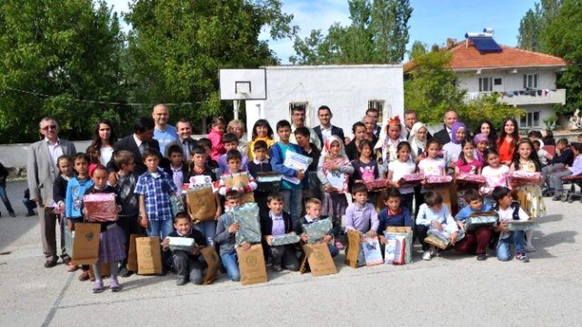 Afyonkarahisar\'da "Mini Mini Bir Kuş Donmuştu, Pencereme Konmuştu"