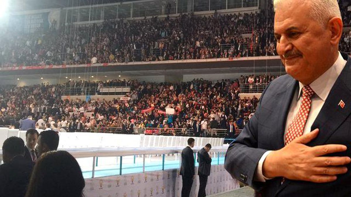 AK Parti'de Kongre Günü! Davutoğlu Veda Turu Attı, Partililer Ağladı