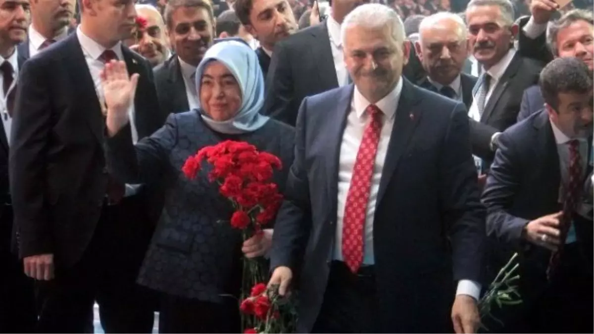 AK Parti\'nin Genel Başkan Adayı Yıldırım, Kongre Salonu\'nda Partilileri Selamladı