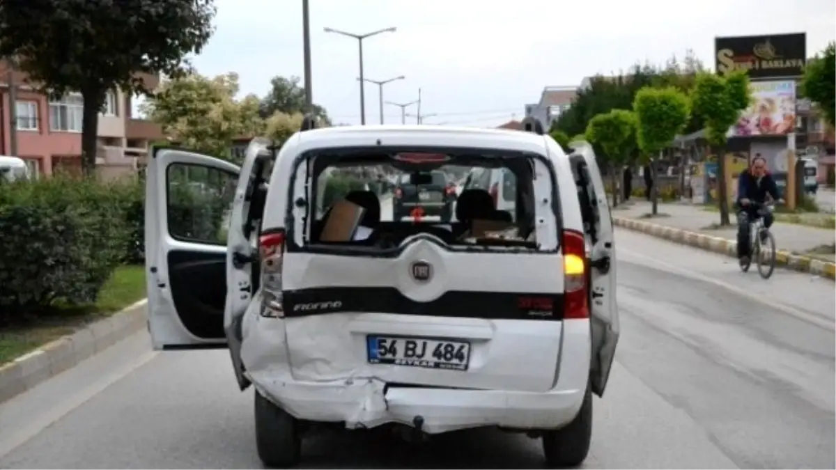 Annesinin Elinden Yola Fırlayan Çocuk, Kazaya Neden Oldu: 1 Yaralı