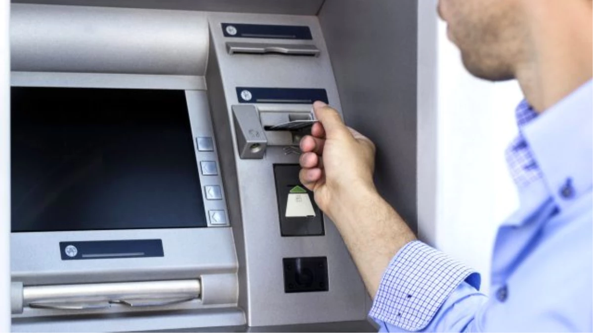 Hakkarili Esnaf, ATM\'de Unutulan Parayı Polise Teslim Etti